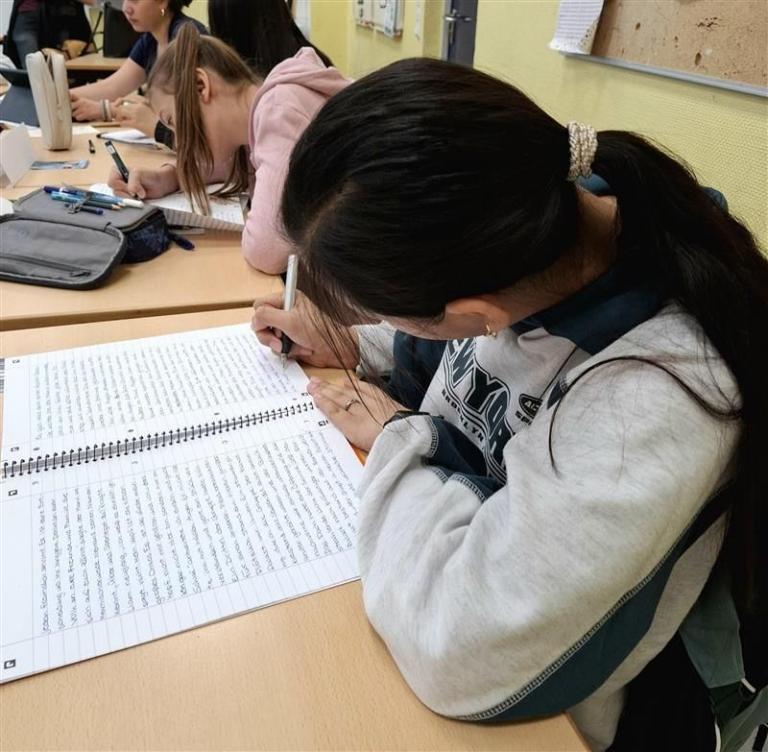 27 - Thuy Linh (6c) arbeitet an ihrem Text